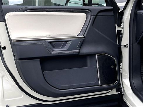 Used 2025 Rivian R1S Premium image 23