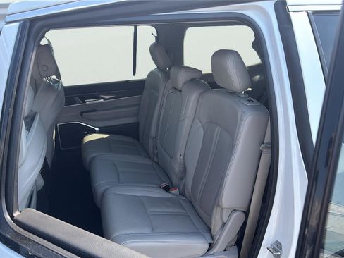 Used 2022 Jeep Wagoneer Series III AWD/4WD image 12