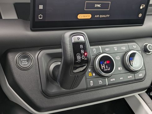 Used 2025 Land Rover Defender 110 X-Dynamic SE image 17