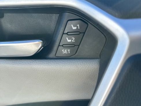 Used 2019 Toyota RAV4 Limited image 13