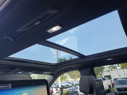 Used 2023 GMC Yukon Denali w/ Denali Reserve Package image 15