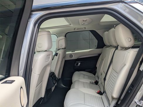 New 2025 Land Rover Discovery Dynamic SE image 14