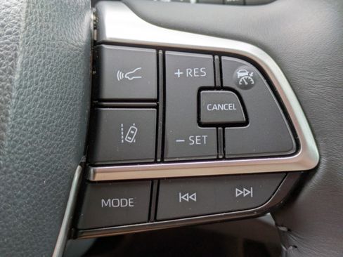 Used 2023 Toyota Highlander XLE image 27