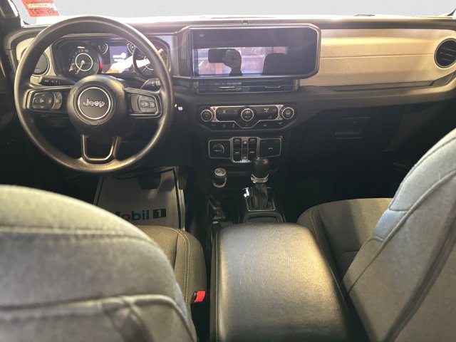 Used 2025 Jeep Gladiator Sport AWD/4WD image 11
