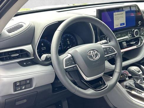 New 2026 Toyota Highlander Limited AWD/4WD image 3