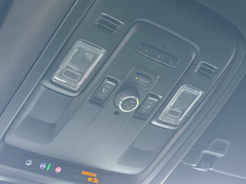 Used 2024 Chevrolet Suburban Premier image 24