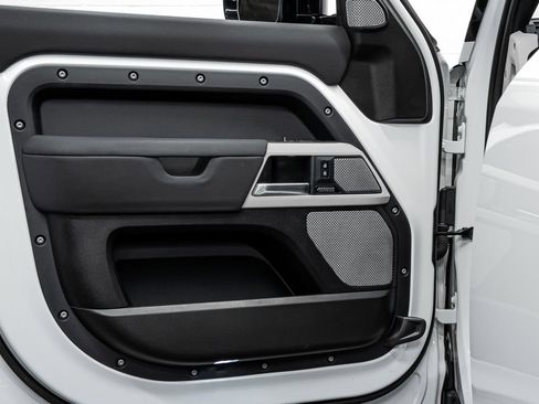 Used 2023 Land Rover Defender 130 X-Dynamic SE image 19