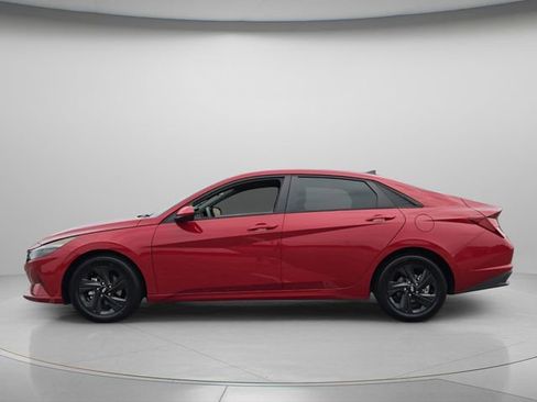 Used 2022 Hyundai Elantra SEL w/ Convenience Package FWD image 3