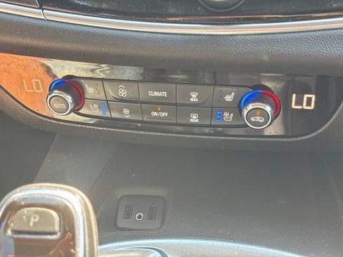 Used 2019 Buick Enclave Premium AWD/4WD image 36