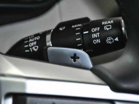 Used 2025 Land Rover Discovery S image 39