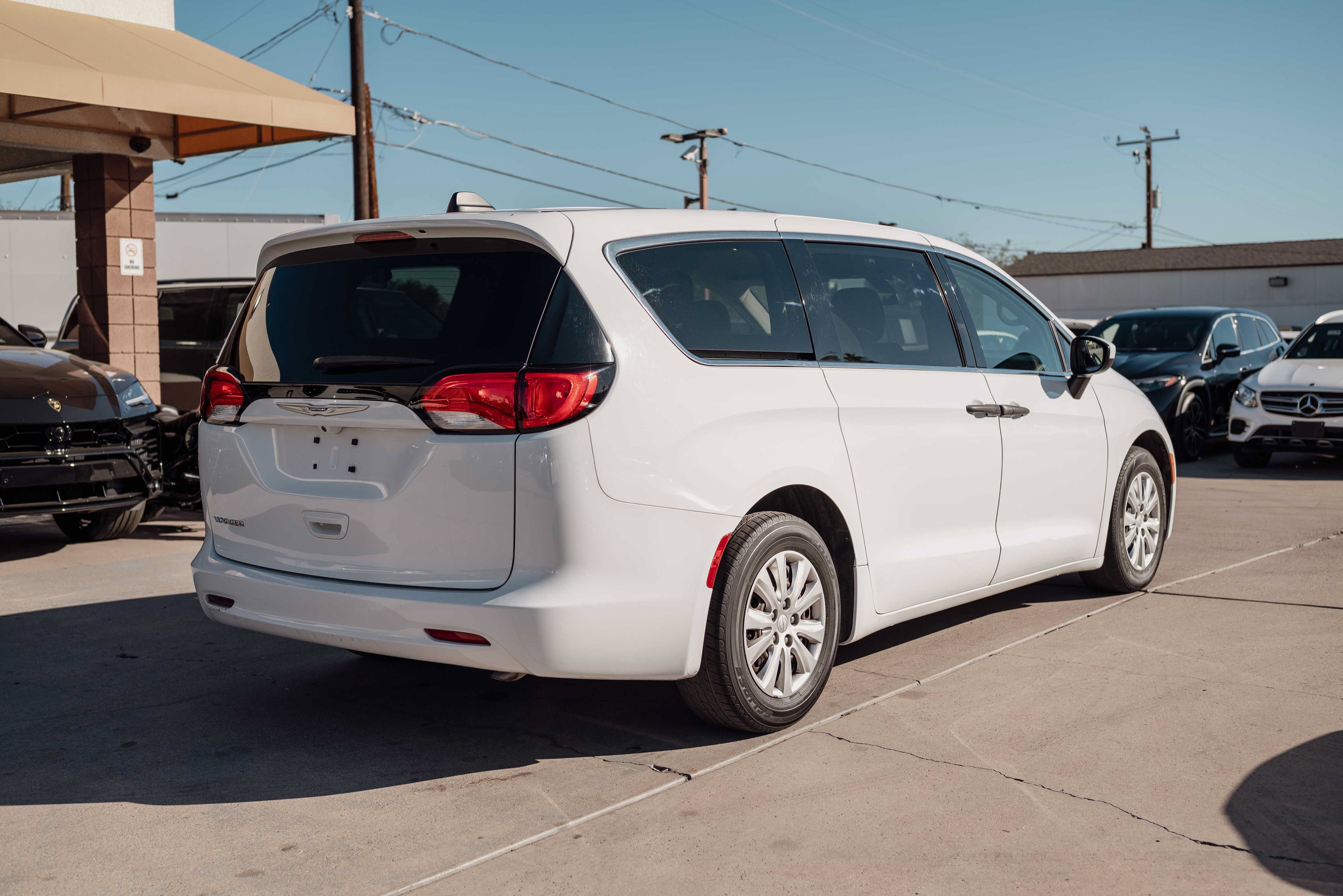 Used 2022 Chrysler Voyager LX FWD image 4