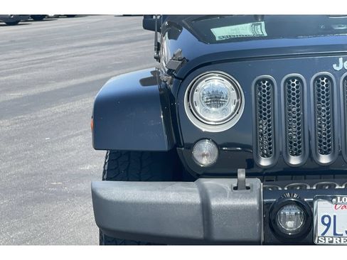 Used 2017 Jeep Wrangler Unlimited Sahara w/ Connectivity Group AWD/4WD image 39