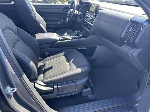 Used 2025 Nissan Pathfinder SV image 18