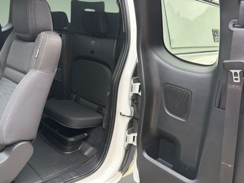 Used 2023 Nissan Frontier SV w/ Technology Package AWD/4WD image 13