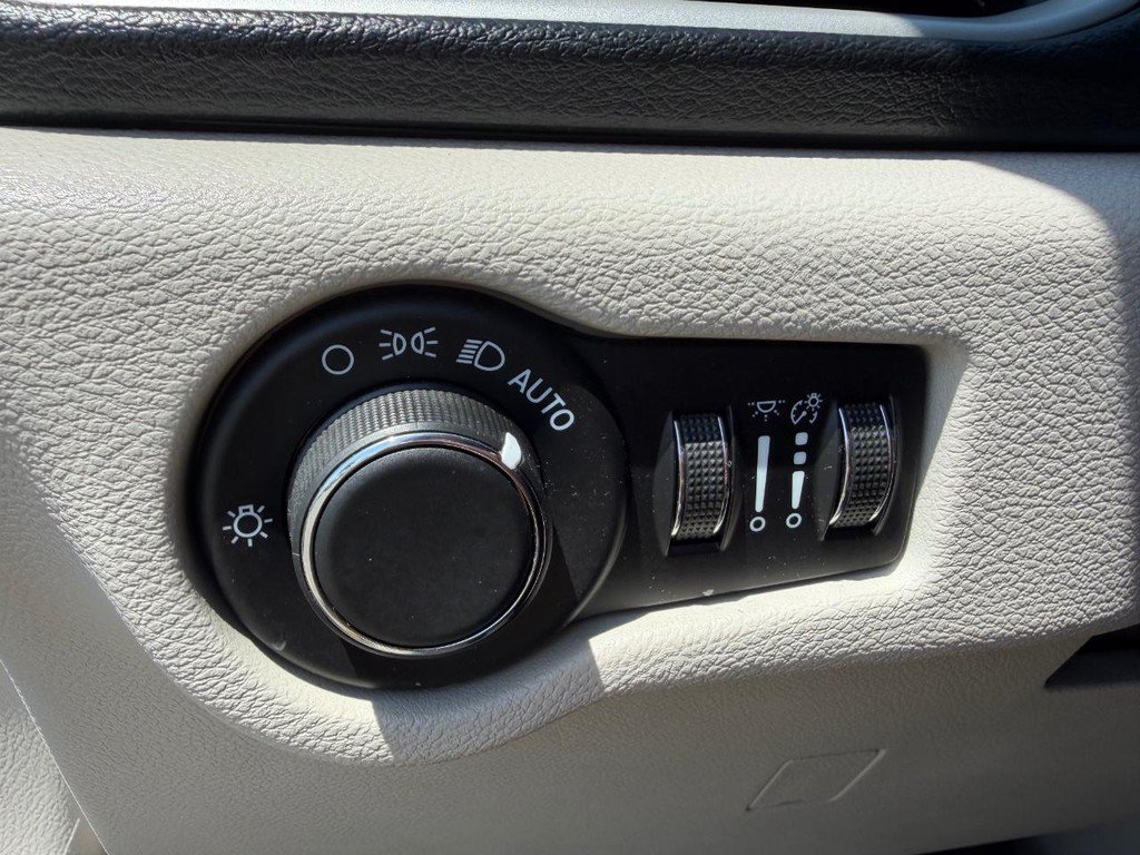 Used 2020 Chrysler Voyager LX FWD image 32