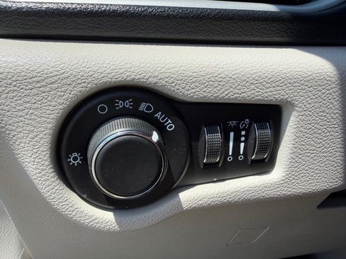 Used 2020 Chrysler Voyager LX FWD image 32