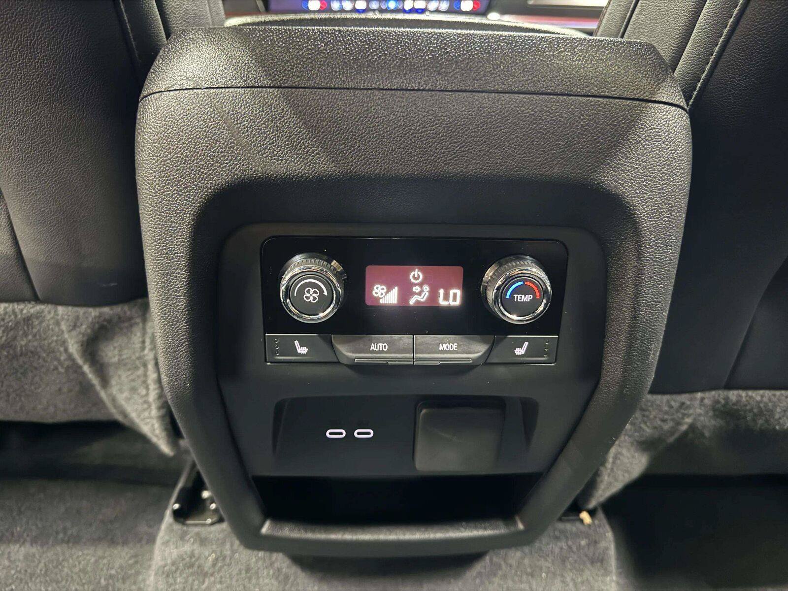 Used 2024 Chevrolet Traverse RS AWD/4WD image 35