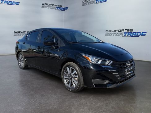 Used 2023 Nissan Versa SV image 3