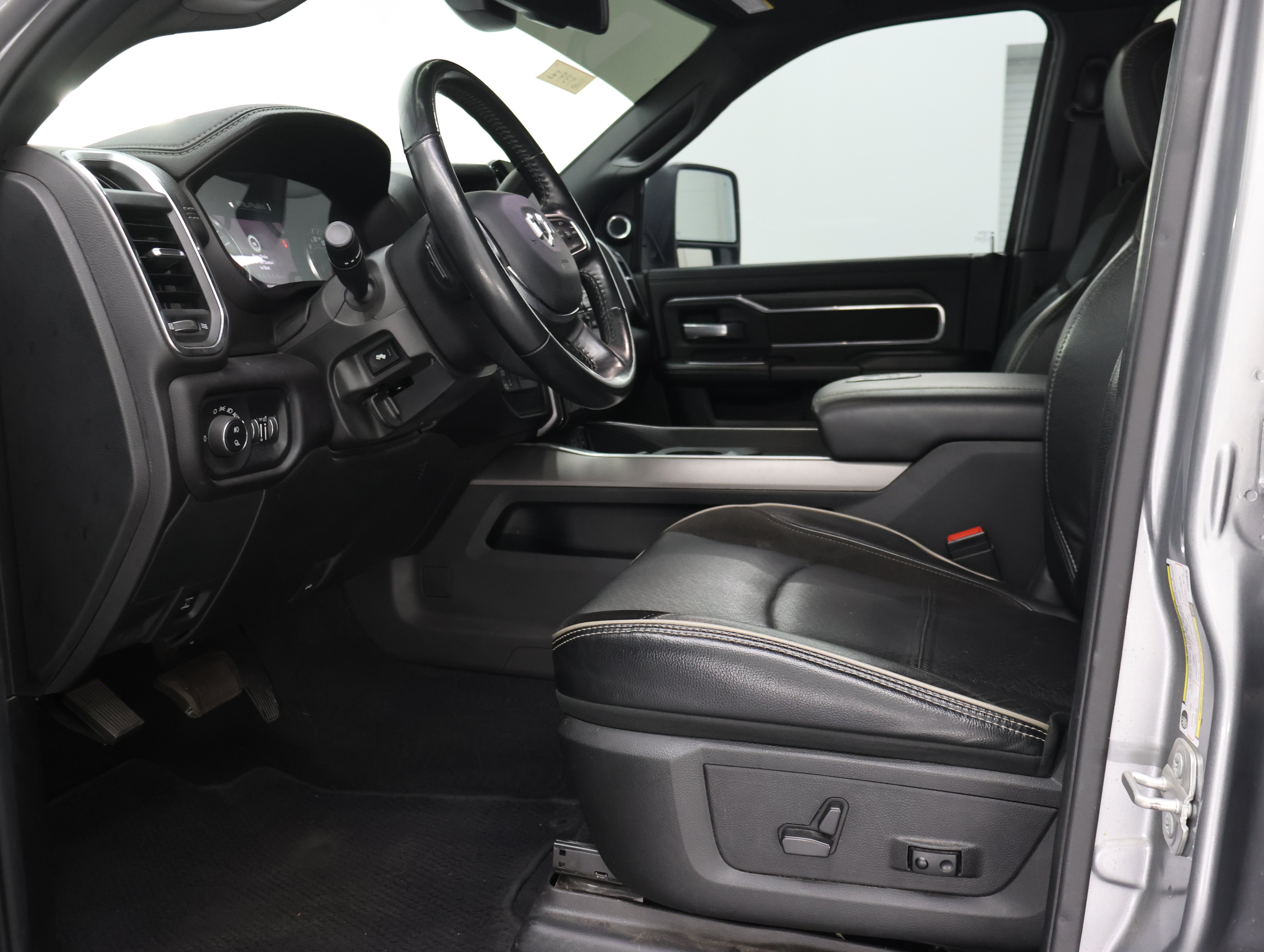Used 2023 RAM 3500 Laramie AWD/4WD image 8