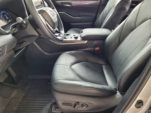 Used 2023 Toyota Highlander Limited image 24