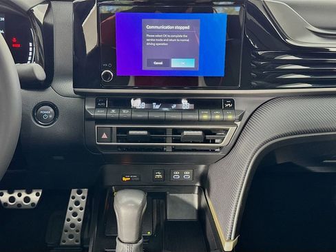 Used 2025 Toyota Camry SE w/ Convenience Package image 37