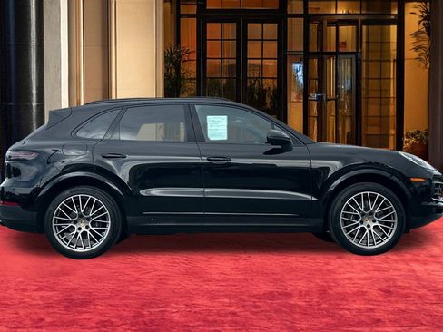 Used 2023 Porsche Cayenne Platinum Edition image 9