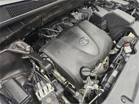 Used 2019 Toyota Highlander XLE FWD image 25