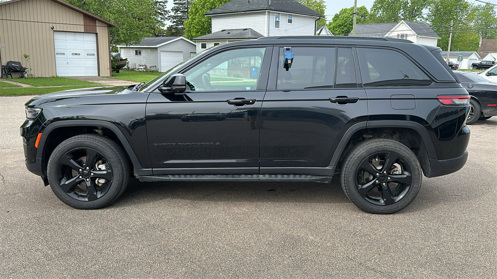 Used 2024 Jeep Grand Cherokee Limited w/ Luxury Tech Group II AWD/4WD image 4