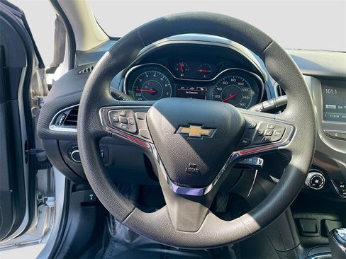 Used 2018 Chevrolet Cruze LT image 11