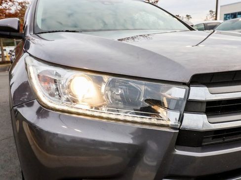 Used 2017 Toyota Highlander Limited image 18