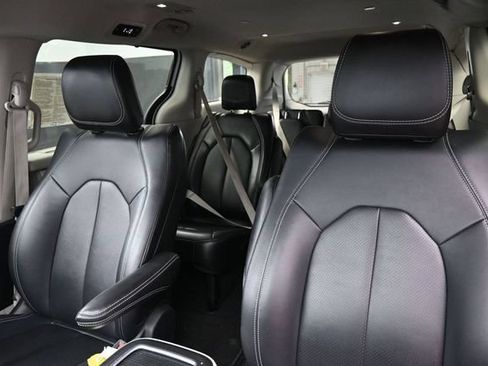 Used 2024 Chrysler Pacifica Touring-L FWD image 16