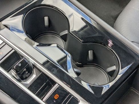 Used 2025 Volkswagen Atlas SE image 24