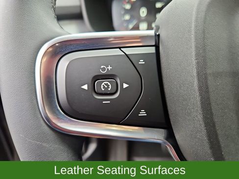 Used 2022 Volvo XC40 T5 Momentum image 10