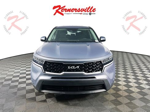 Used 2022 Kia Sorento LX image 2