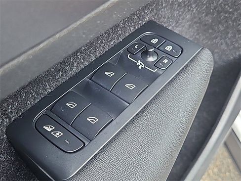 Used 2020 Volvo XC40 T5 Momentum w/ Protection Package Premier image 28