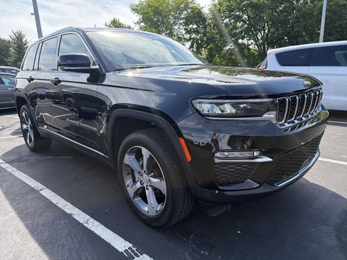 Certified 2025 Jeep Grand Cherokee Limited w/ Luxury Tech Group II AWD/4WD image 1