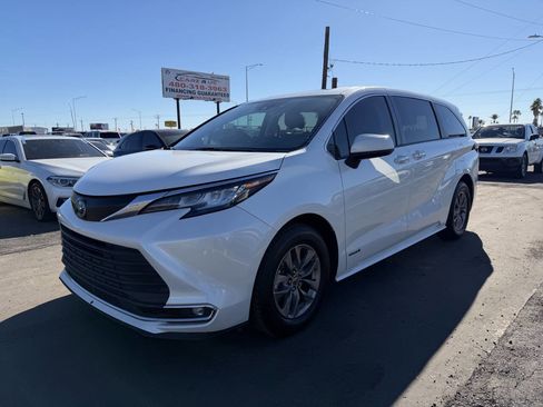 Used 2021 Toyota Sienna XLE image 38
