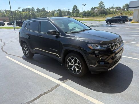 Used 2025 Jeep Compass Limited AWD/4WD image 4