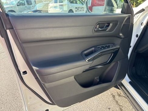 Used 2024 Nissan Pathfinder S image 12