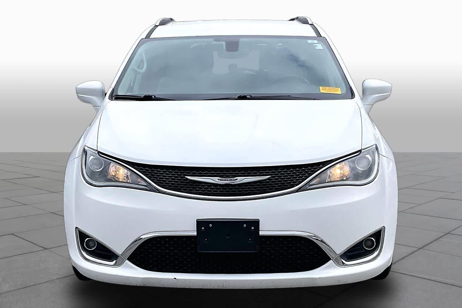 Used 2020 Chrysler Pacifica Touring-L Plus w/ Tire & Wheel Group FWD image 4