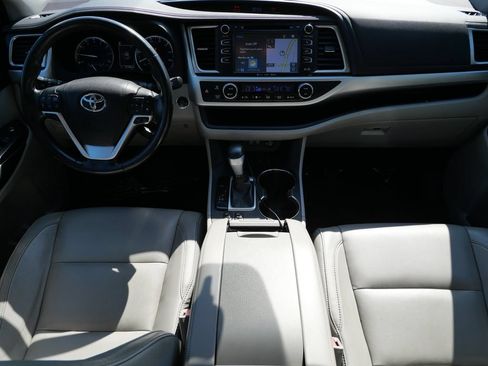 Used 2018 Toyota Highlander XLE AWD/4WD image 16