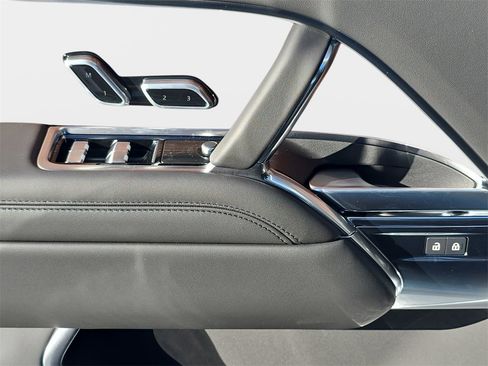 New 2025 Land Rover Range Rover Long Wheelbase SE image 29