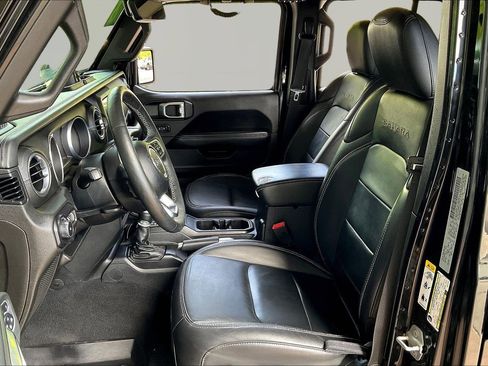 Used 2018 Jeep Wrangler Unlimited Sahara w/ Dual Top Group AWD/4WD image 21