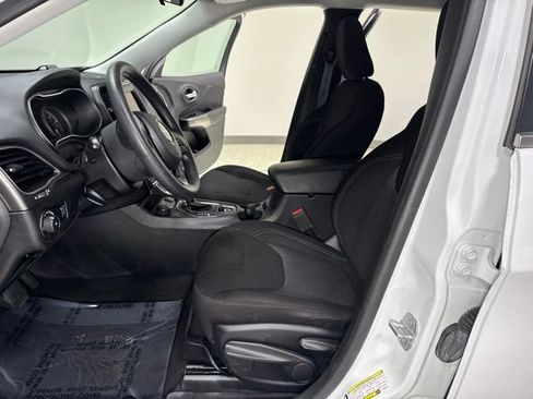 Used 2019 Jeep Cherokee Latitude w/ Popular Appearance Group AWD/4WD image 12