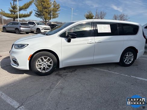 Used 2025 Chrysler Pacifica Select image 16