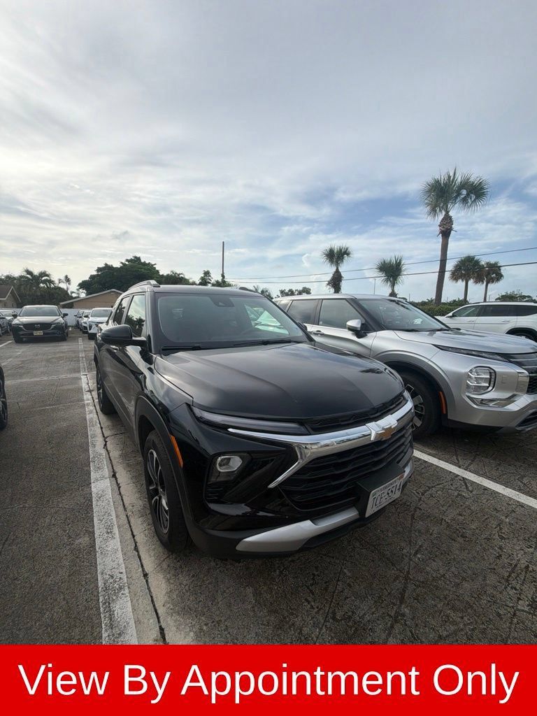 Used 2025 Chevrolet TrailBlazer LT AWD/4WD image 3