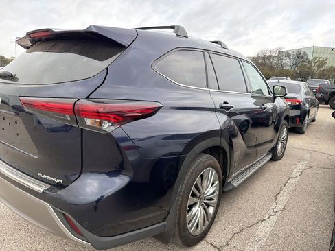 Used 2024 Toyota Highlander Platinum image 3