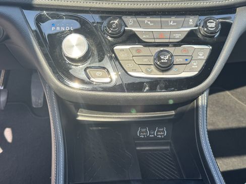 Used 2025 Chrysler Pacifica Limited FWD image 31