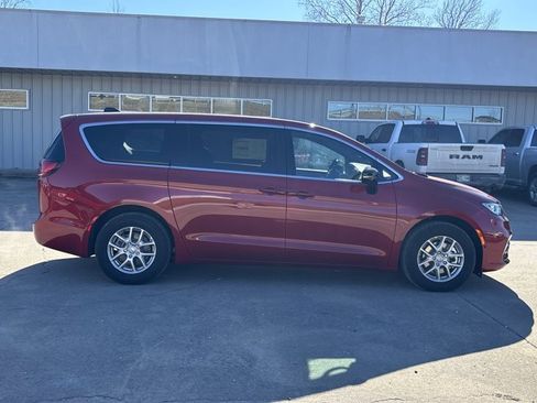 New 2026 Chrysler Pacifica Select image 2