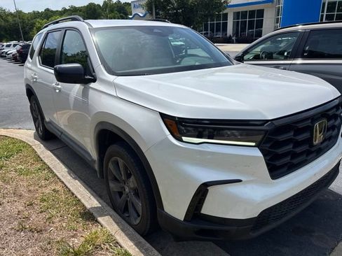 Used 2025 Honda Pilot Sport image 3